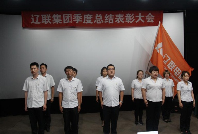 “充斥青春的高慢，为妄想奋力前杏妆