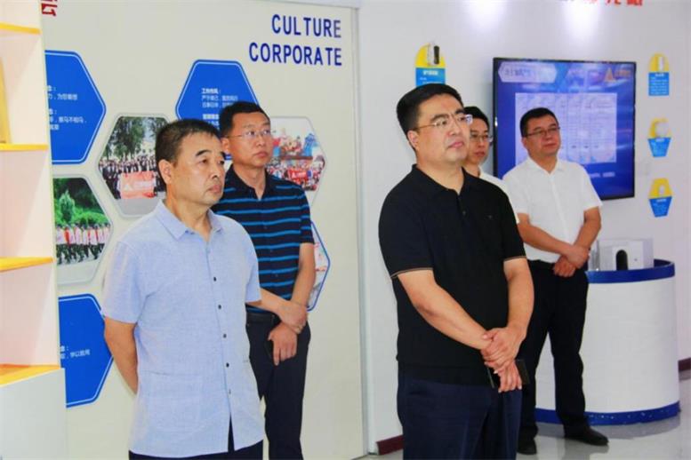 辽阳市白塔区委书记缪万举光临凯时AG信息调研领导3.jpg 辽阳市白塔区委书记缪万举光临凯时AG信息调研领导3.jpg