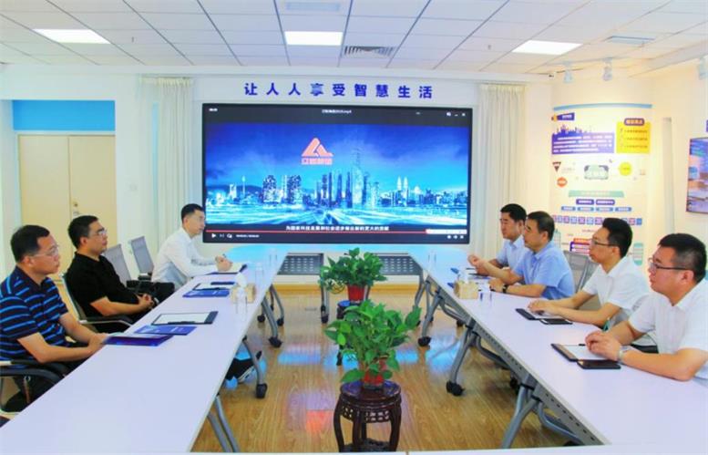 辽阳市白塔区委书记缪万举光临凯时AG信息调研领导2.jpg 辽阳市白塔区委书记缪万举光临凯时AG信息调研领导2.jpg